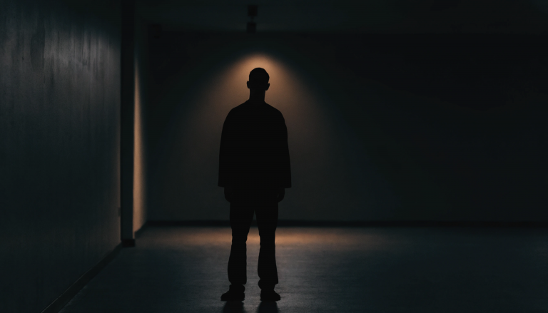 Silhouette dans un couloir sombre — stratégie de marque BRENN par Estuaire des Mots